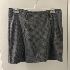 Houndstooth style pattern grey/black mini skirt size 8.